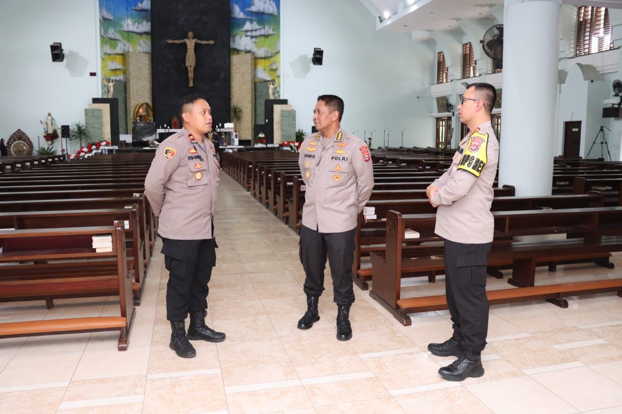 Kapolresta Tangerang Kombes Pol Raden Rhomdhon Natakusuma saat meninjau Gereja Santa Odelia. (Ist)