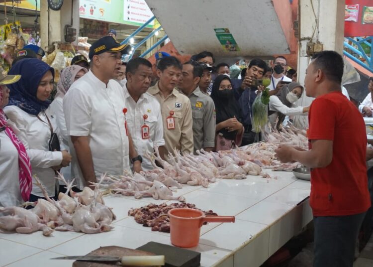 Bupati Tangerang Ahmed Zaki Iskandar saat berdialog dengan pedagang di Pasar Kelapa Dua. (Ist)