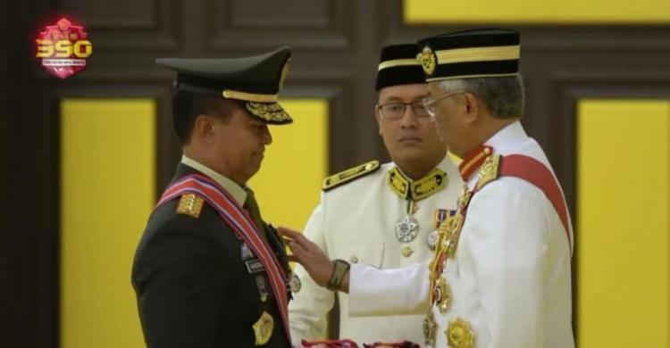 Panglima TNI Jenderal Andika saat menerima gelar Darjah Kepahlawanan DKAT 2022 dari Tentara Malaysia. (Ist)