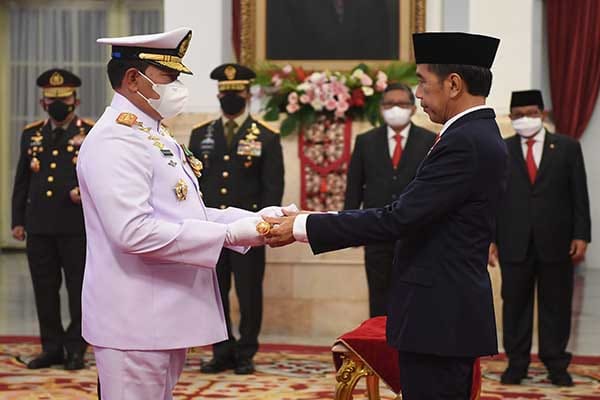 Presiden Jokowi melantik Laksamana Yudo Margono menjadi Panglima TNI yang baru di Istana Negara, Senin (19/12)