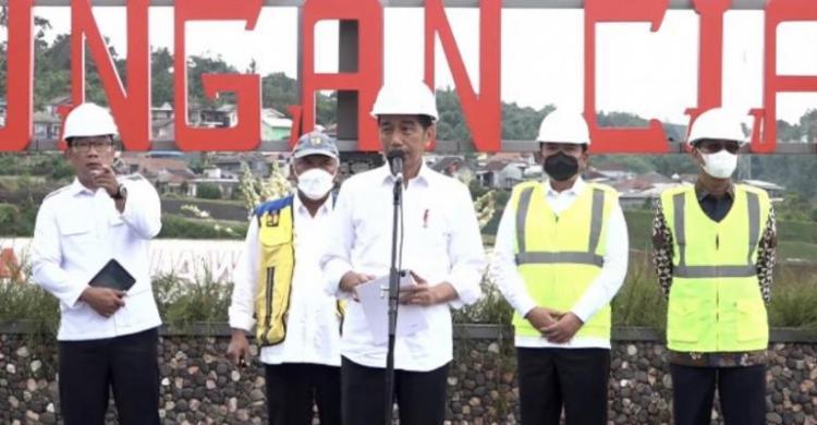 Presiden Jokowi saat meresmikan Bendungan Ciawi, Bogor.