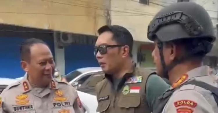 Kang Emil: Jangan Sebarkan Foto/Video Klip Potongan Tubuh Pelaku Gubernur Jawa Barat Ridwan Kamil (tengah) saat meninjau lokasi bon bunuh diri di Polsek Astanaanyar. (Ist)