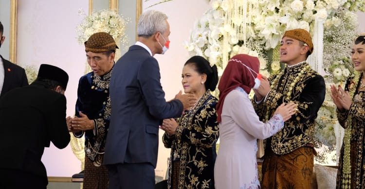 Ngunduh Mantu Kaesang-Erina, Warganet Salut Sama Stamina Jokowi Kaesang Pangarep saat bersalaman dengan Gubernur Jawa Tengah Ganjar Pranowo. (Ist)