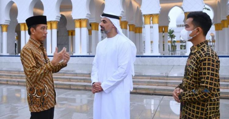 Presiden Jokowi Terima Kedatangan Putra MBZ Di Surakarta Presiden Jokowi didampingi Wali Kota Solo Gibran Rakabuming Raka menyambung Sheikh Khalid MBZ di Masjid Raya Sheikh Zayed. (Foto : Setpres)