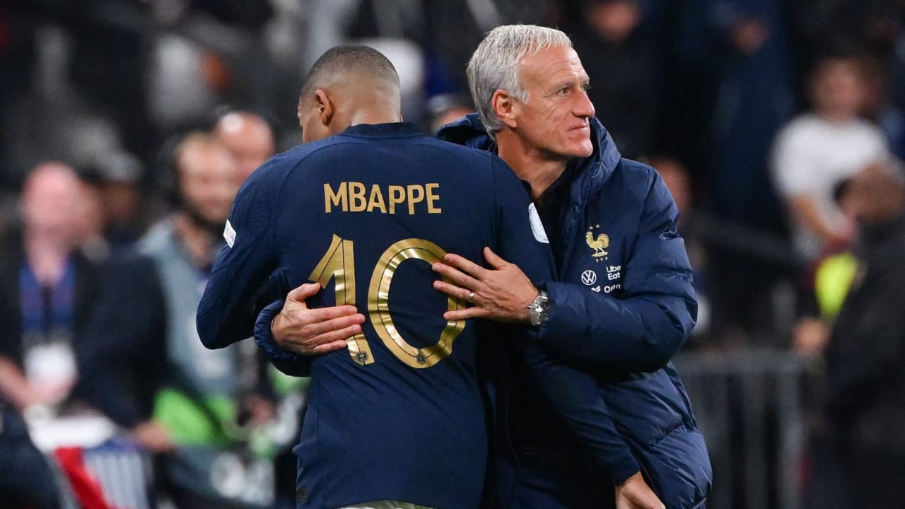 Pelatih Prancis Deschamps bersama sang bintang Mbappe. (Ist)