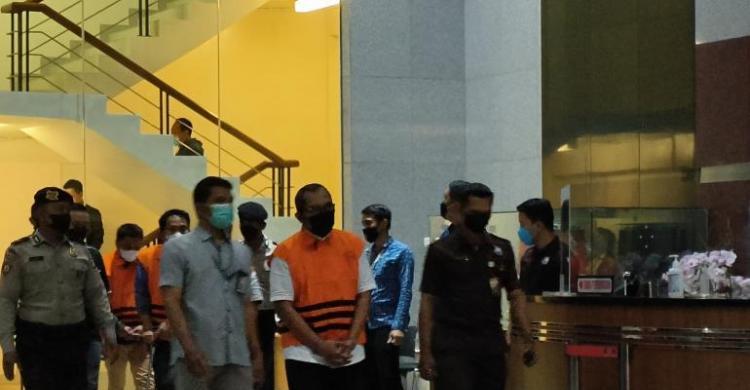 Wakil Ketua  DPRD Jatim Sahat Tua Simandjuntak tiba di gedung KPK. (Foto : RM)