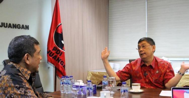 Dierktur Rakyat Merdeka Group Kiki Iswara saat mewancarai Ketua Fraksi PDIP Utut Adianto. (Foto : RM)