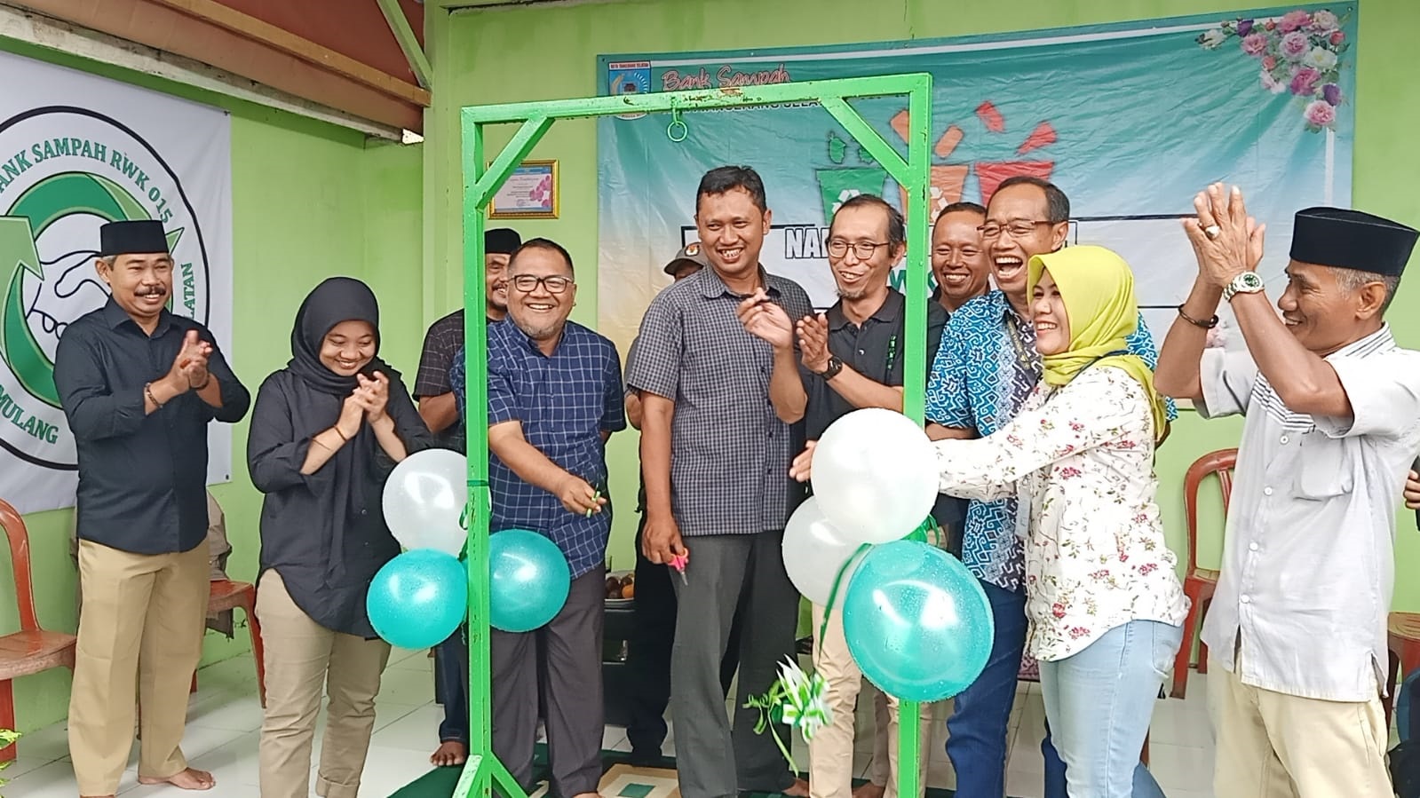 Launching bank sampah serta rumah magot RW 015 Kedaung Pamulang berlangsung meriah.