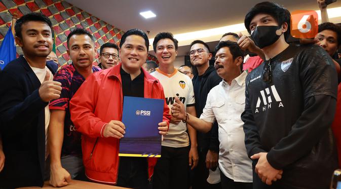 Calon Ketua Umum PSSI Erick Thohir (jaket merah) saat berada di kantor PSSI