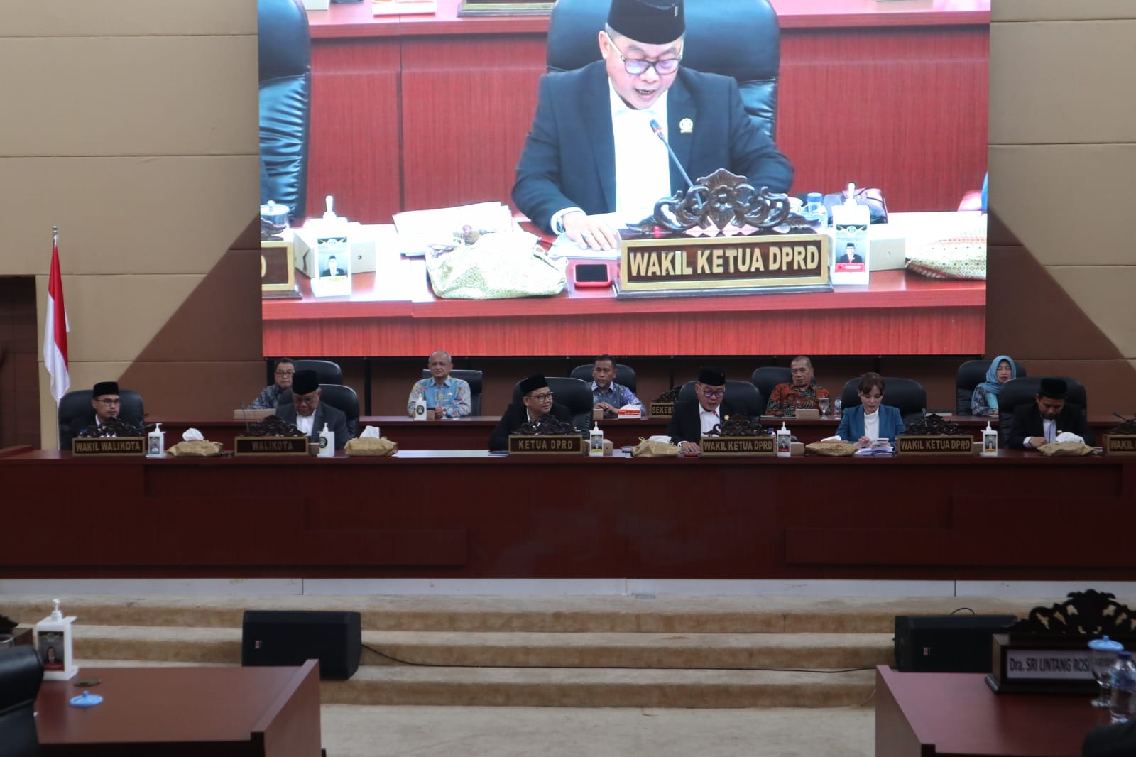 DPRD Kota Tangsel menggelar paripurna pandangan umum fraksi terhadap Raperda yang diusulkan Walikota Tangsel, di Gedung DPRD Kota Tangsel, Setu, Kamis (9/2).