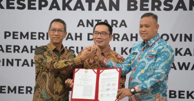 Gubernur Jabar Ridwan Kamil: Kota Bekasi Bakal Punya MRT Dari kiri ke kanan. Plt. Gubernur DKI Jakarta Heru Budi Hartono, Gubernur Jabar Ridwan Kamil dan Plt Wali Kota Bekasi Tri Adhianto Tjahyono. (Ist)