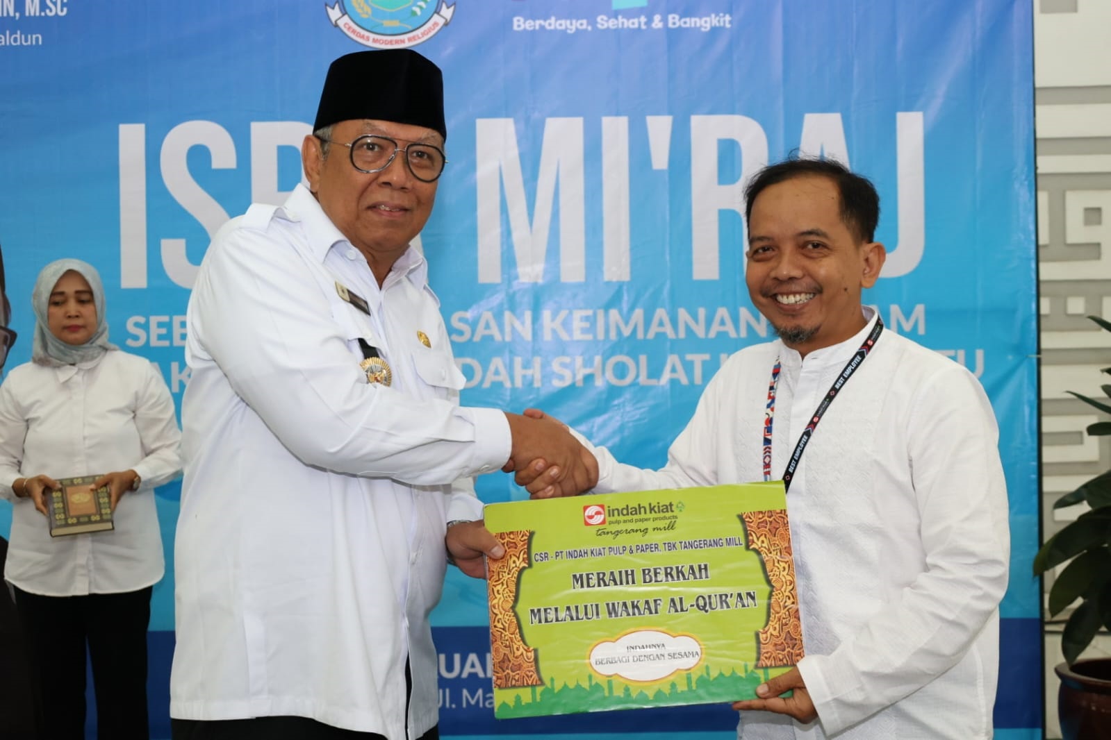IKPP Tangerang Wakafkan Ratusan Mushaf Al Quran Head of Sustainability IKPP Tangerang Kholisul Fatikhin (kanan) menyerahkan secara simbolis wakaf Al Qur’an kepada Walikota Tangsel Benyamin Davnie.