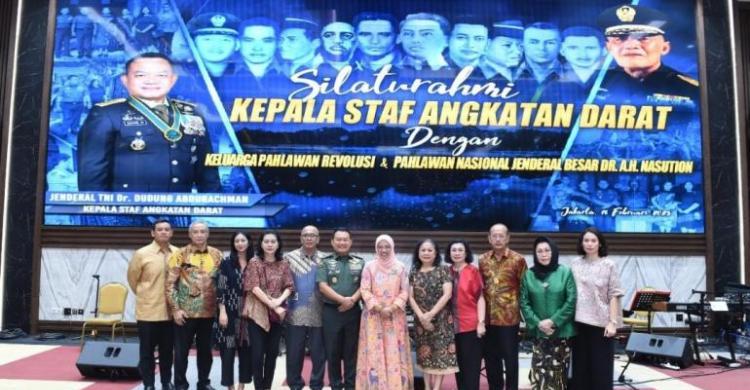 Luar Biasa, Perhatian Jenderal Dudung Untuk Keluarga Pahlawan Revolusi KSAD Jenderal Dudung Abdurachman bersama keluarga 10 Pahlawan Revolusi dan keluarga Jenderal Besar A.H. Nasution. (Ist)