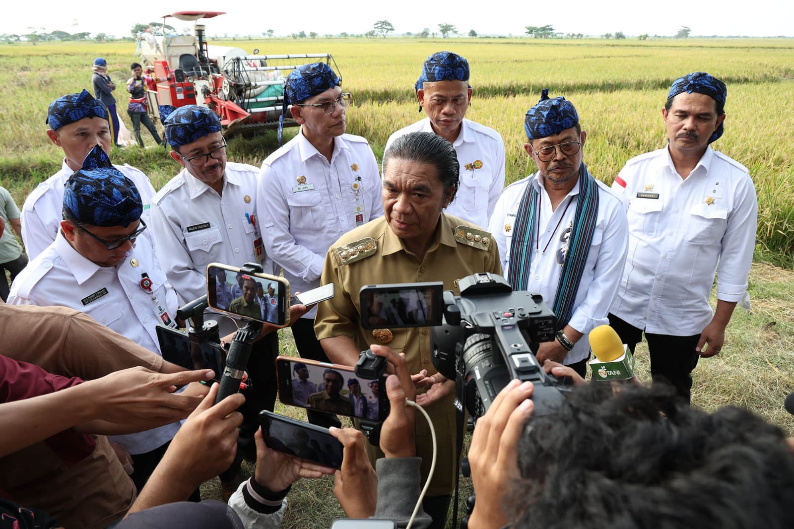 Pj Gubernur Banten Al Muktabar saat memberikan keterangan pers. (Foto : Humas Pemprov)