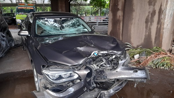 Kondisi mobil BMW yang menabrak pengendara motor hingga tewas di Jalan  Raya Fatmawati. (Ist)