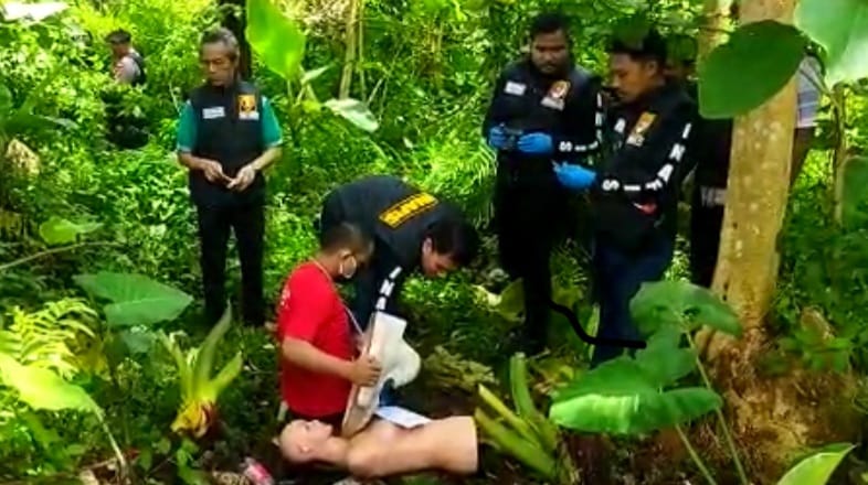 Riko Peragakan 30 Adegan Saat Rekonstruksi Pembunuhan Sang Kekasih Peragaan rekonstruksi pembunuhan Elisa