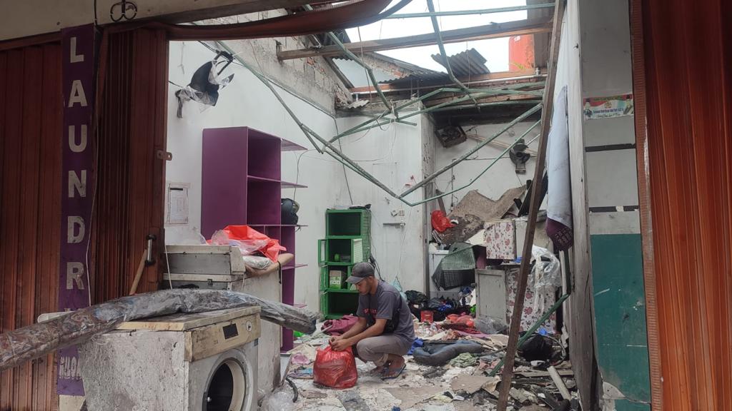 Sebuah kios laundry di Pakualam, Kecamatan Serpong Utara, hancur akibat ledakan mesin uap pengering pakaian. Kejadian tersebut terjadi pada Rabu (2/1) dini hari.