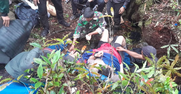 Proses evakuasi korban heli Polri yang jatuh di kawasan hutan Bukit Tamiai, Jambi.