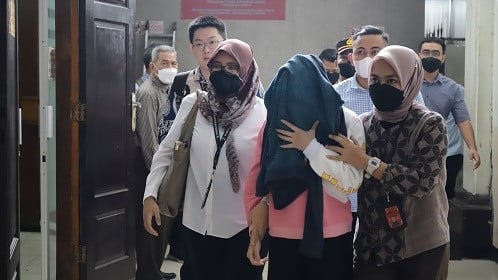 AG dengan ditutup wajahnya saat tiba di PN Jakarta Selatan. (Ist)