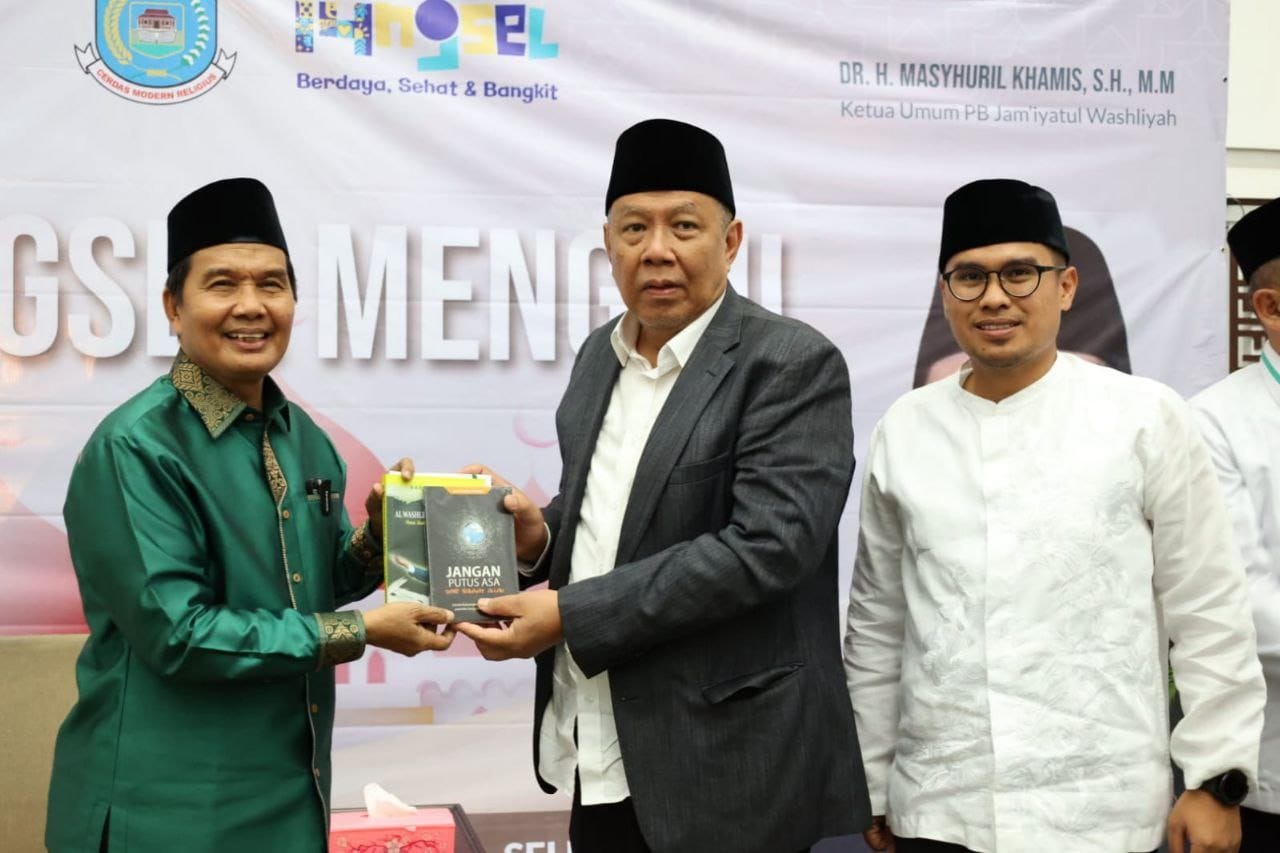 Pemateri Ketua Umum PB Al-Jam’iyatul Washliyah, DR. H. Masyhuril Khamis, Wali Kota Tangsel Benyamin Davnie dan Wakil Wali Kota Tangsel Pilar Saga Ichsan (kiri-kanan).