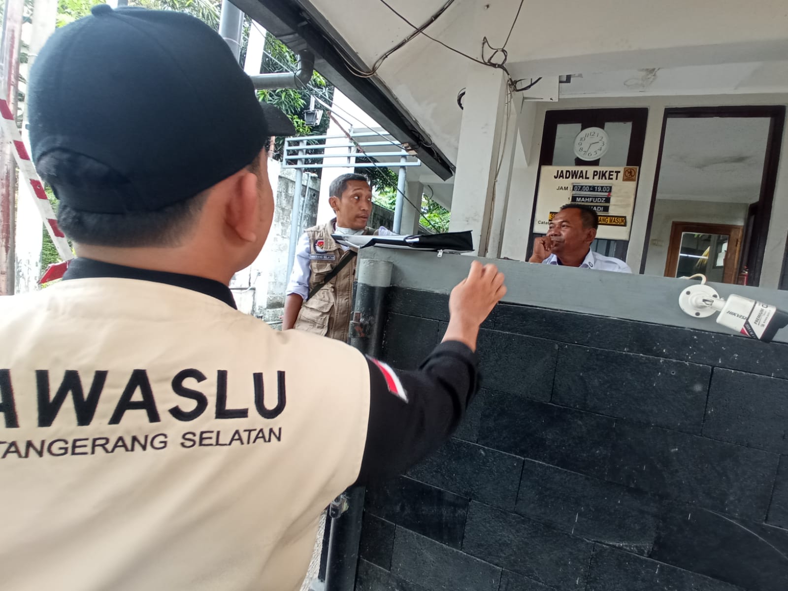 Bawaslu Kota Tangsel saat melakukan pengawasan terhadap proses coklit pemilih beberapa waktu lalu. Hasil coklit tersebut, Bawaslu Tangsel menemukan beberapa catatan.