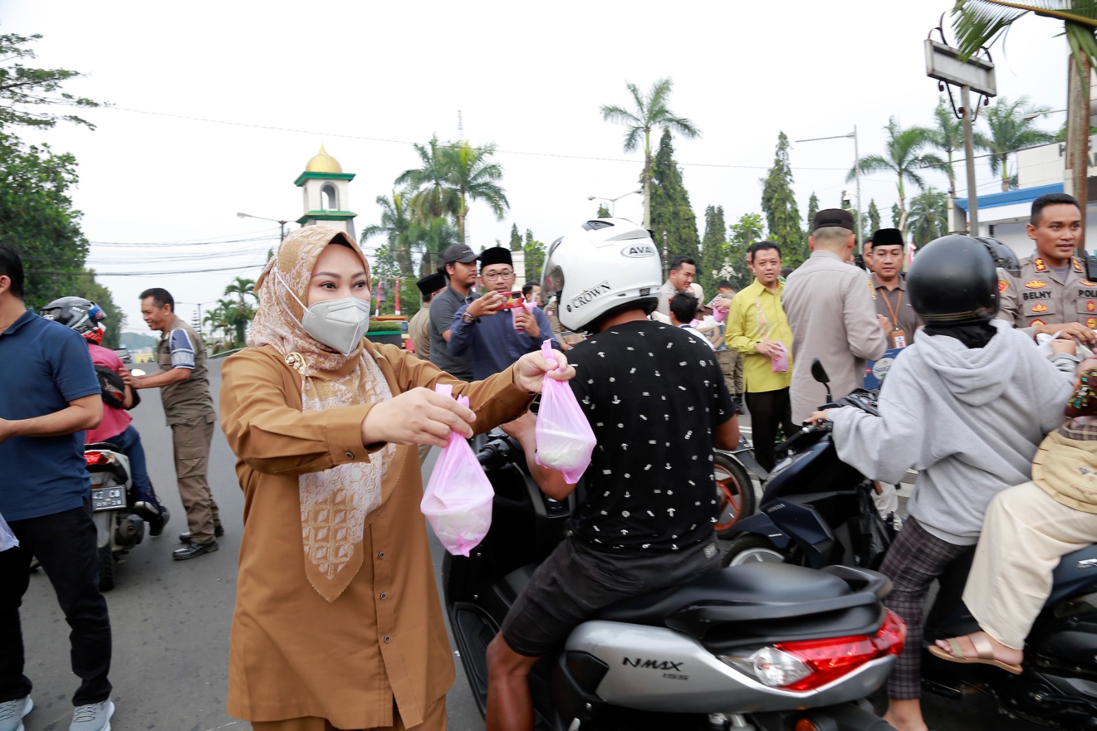 Bupati Irna Narulita membagikan takjil kepada warga yang melintas di sekitar Tugu Jam Alun-alun Pandeglang, Selasa (28/3/2023).(Istimewa)