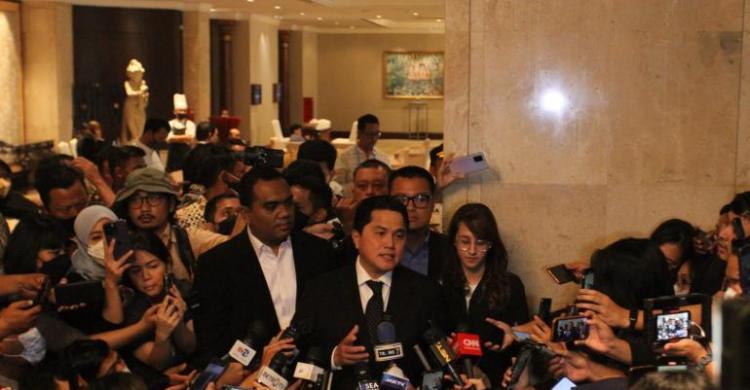 Ketum PSSI Erick Thohir saat memberikan keterangan usai bertemu FIFA di Qatar. (Ist)