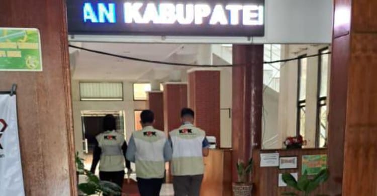 Tim penyidik KPK saat berada di kantor Bupati Kapuas    foto : Ist