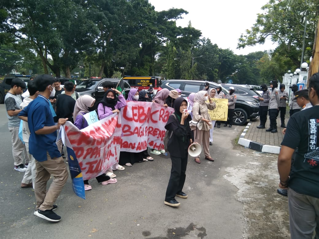 Aktivis perempuan dan mahasiswa yang tergabung dalam Kohati HMI MPO Lebak dan RPA Lebak menggelar aksi unjuk rasa di depan Gedung DPRD Lebak, Kamis (16/3/2023) pagi.(Istimewa)