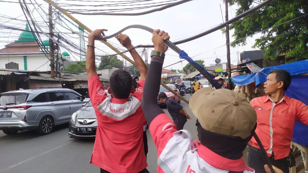 Pemerintah Kota (Pemkot) Tangsel akan melakukan relokasi kabel internel yang sanagt semrawut. Relokasi dilakukan ke dalam tanah.