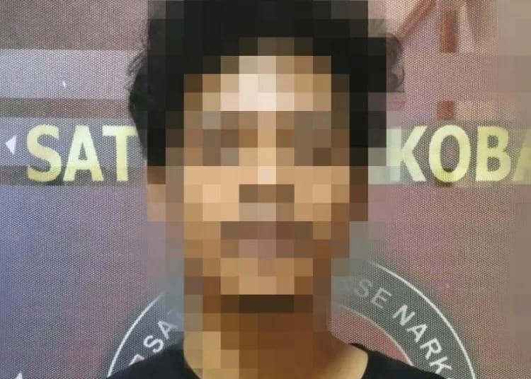 IA kini harus meringkus di Polres Pandeglang akibat mengedarkan dan memakai ganja.   foto ; Ist