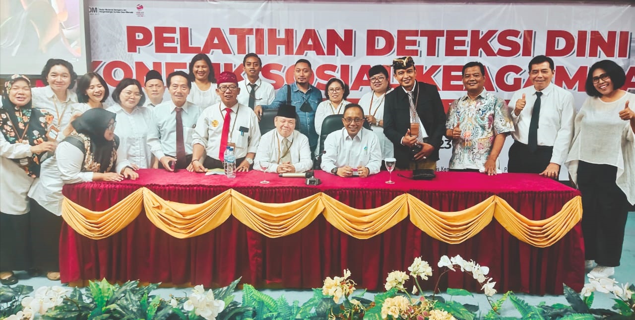 Ketua FKUB Tangsel Fachruddin Zuhri (duduk depan kiri) dan peserta Angkatan XII mendapat kehormatan foto bersama dengan Staf Ahli Menteri Agama RI sekaligus narasumber, usai menerima materi.