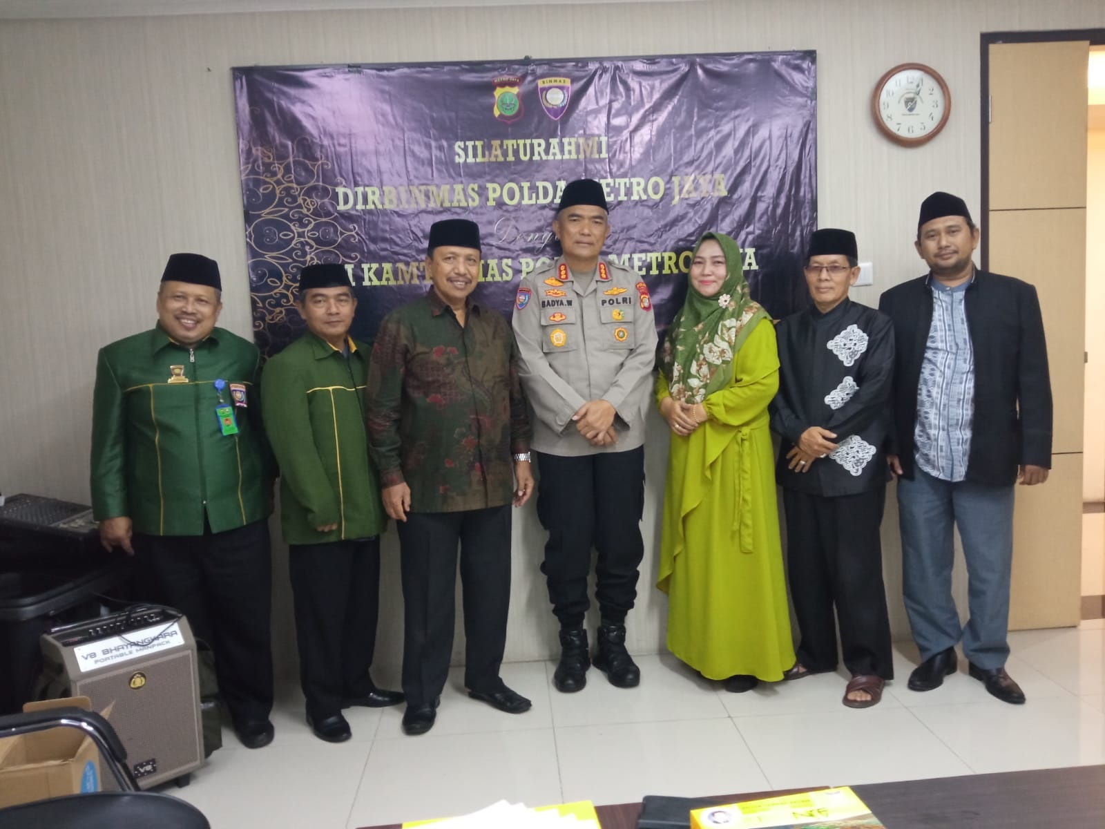 KH Rasud Syakir (dua dari kanan) sebagai anggota Da’i Khamtibmas Polda Metro Jaya. (Foto: Sudin Antoro). (Ist)