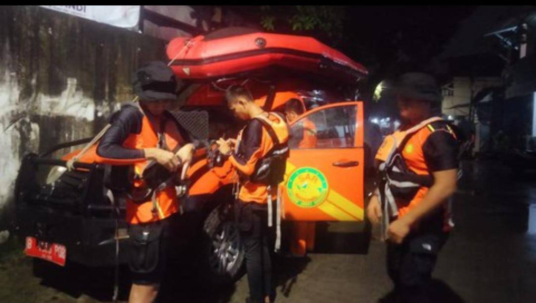 Tim SAR menerjunkan personil untuk mencari pekerja yang tercebur di Sungai Ciliwung, Kebob Baru, Tebet   foto ; Ist