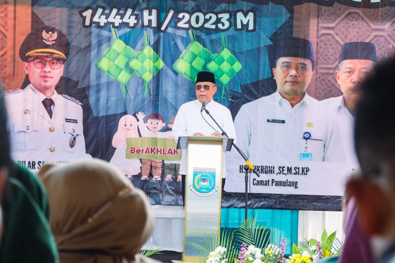 Wali Kota Tangsel Benyamin Davnie saat membuka Bazar Ramadan di Kecamatan Pamulang. (din)