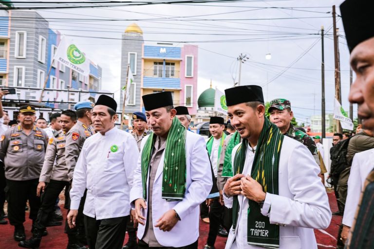 Kapolri Jenderal Listyo Sigit Prabowo (tengah) saat hadir pada acara pencanangan Gedung DPP TTKKDH di Serang. (Ist)