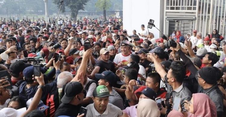 Ganjar Pramono dan simpatisan saat berada di GBK Senayan.  Foto : Ist