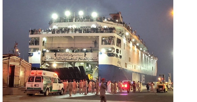 Kapal Arab Saudi yang membawa ribuan orang dari Sudan tiba di Pelabuhan Militer Jeddah, Arab Saudi, Rabu, 26 April 2023.    Foto : Ist