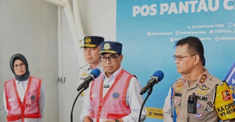 Menhub Budi Karya Sumadi bersama Kakorlantas Polri Firman Santyabudi saat konferensi pers.    Foto : Ist