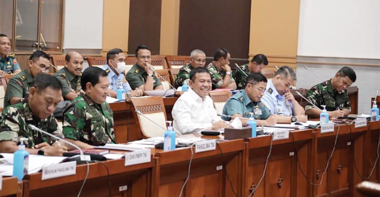 Wakil Menteri Pertahanan (Wamenhan) M. Herindra (ketiga kiri) bersama Panglima TNI Laksamana TNI Yudo Margono (kedua kiri) menghadiri rapat kerja (raker)dengan Komisi I DPR di Gedung Parlemen, Senayan, Jakarta, Senin (3/4). (Ist)