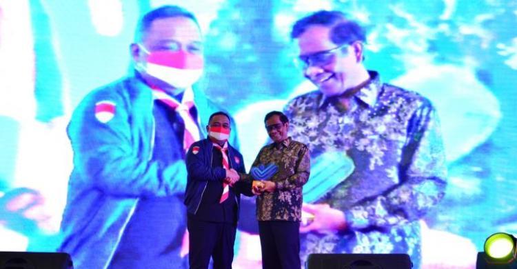 Kepala BP2MI Benny Rhamdani (kiri) bersama Menko Polhukam Mahfud MD, di acara Diskusi Publik dengan tema Perang Semesta melawan Sindikat Penempatan PMI ilegal, di Batam. (Ist)