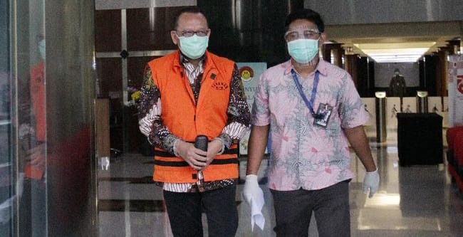 KPK Cegah Pengusaha Dito Mahendra Bepergian ke Luar Negeri Mantan Sekretaris MA Nurhadi (memakai rompi). (Ist)