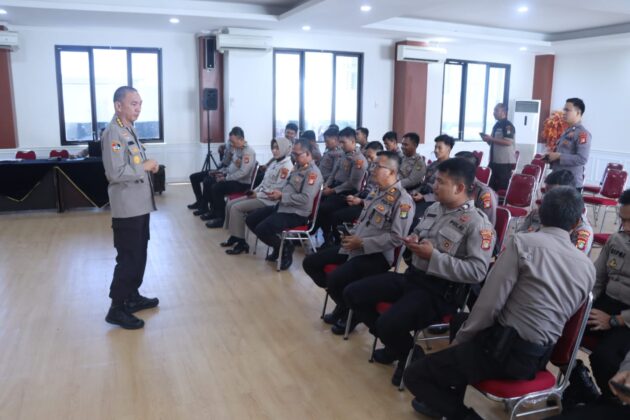 Kunjungi Mapolres Tangsel, Tim Puslitbang Polri Teliti Sarana & Prasarana Pengamanan Objek Vital Tim Pusat penelitian dan Pengembangan (Puslitbang) Polri melakukan kunjungan ke Markas Polres Tangsel, di Serpong, Jumat (7/4). (dra)