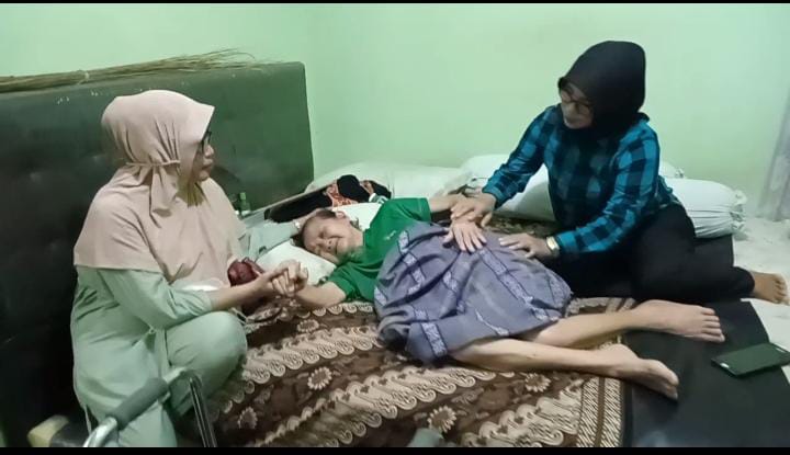 Sri Mulyani (73), warga perumahan Arinda Dua RT 04/07, Kelurahan Pondok Aren, Kecamatan Pondok Aren terbaring sakit dan membutuhkan bantuan. (din)