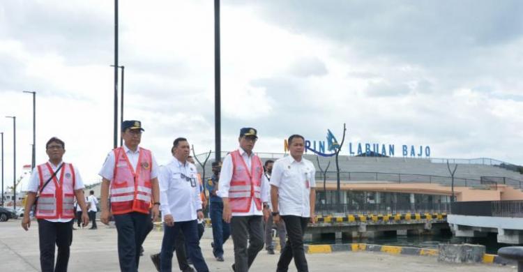 Menhub Budi Karya Sumadi saat meninjau fasilitas yang akan dipakai untuk acara KTT ASEAN di Labuan Bajo, NTT   foto ; Ist