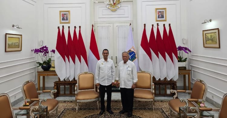 Monas Bakal Makin Hijau Punya Tempat Kongkow Menteri PUPR Basuki Hadimuljono (kanan) dan Pj Gubernur DKI Heru Budi Hartono (kiri) saat mengadakan pertemuan di kantor Balai Kota DKI. (Ist)