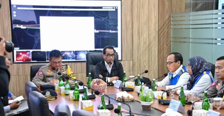 Mudik Lebaran 2023 Menteri Perhubungan Budi Karya Sumadi (tengah kanan) bersama Kakorlantas Irjen Pol. Firman Santyabudi (tengah kiri) saat mengevaluasi pelaksanaan arus mudik Lebaran. Foto : Ist