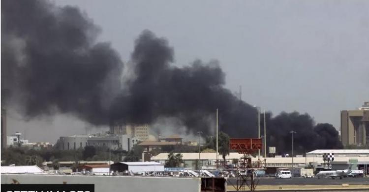 Asap mengepul dari dalam Bandara Sudan. Foto : Ist