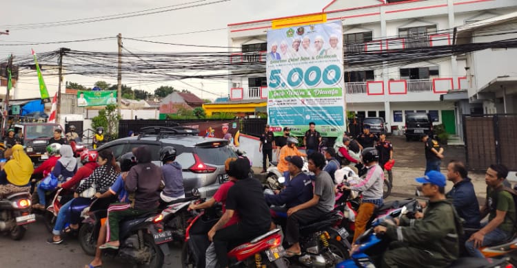 Aksi puluhan BPPKB saat mengelar takjil buka puasa di Jati Makmur, Bekasi. (Ist)