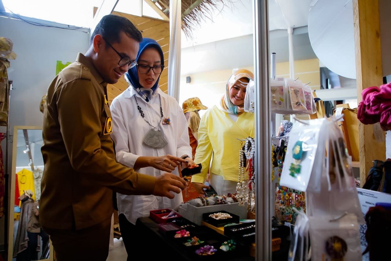 Wakil Wali Kota Tangsel, Pilar Saga Ichsan dan Ketua Dekranasda Kota Tangsel, Rr Truetami Ajeng dapat menengok produk kerajinan di Paviliun Dekranasda Kecamatan Setu (foto : ist)